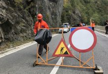 „Ploaie” de bolovani în Defileul Jiului! Circulație închisă!