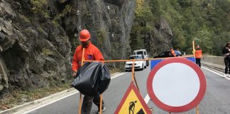 „Ploaie” de bolovani în Defileul Jiului! Circulație închisă!
