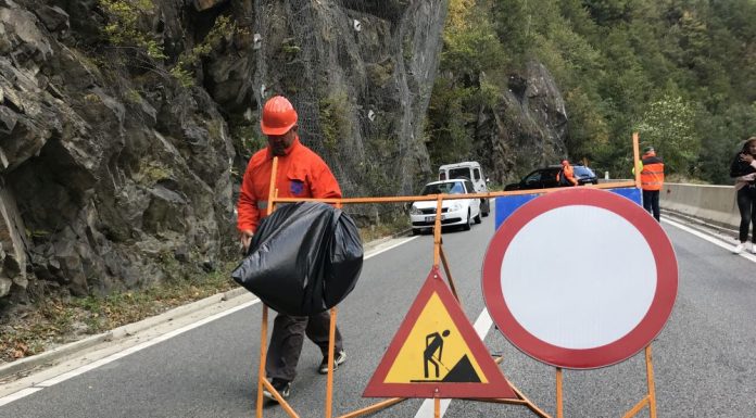 „Ploaie” de bolovani în Defileul Jiului! Circulație închisă!