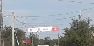 Banner PSD amplasat la Jupânești cu șoferul de pe microbuzul școlar