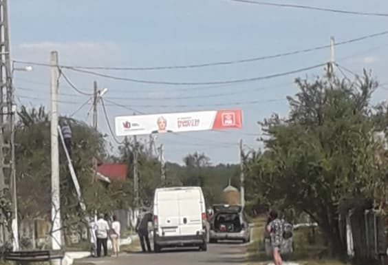Banner PSD amplasat la Jupânești cu șoferul de pe microbuzul școlar