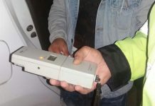 Un șofer băut a intrat cu mașina într-un cap de pod