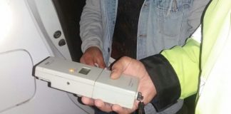 Un șofer băut a intrat cu mașina într-un cap de pod