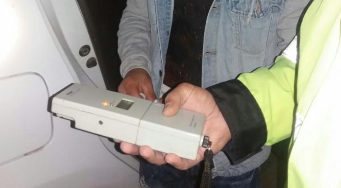 Un șofer băut a intrat cu mașina într-un cap de pod