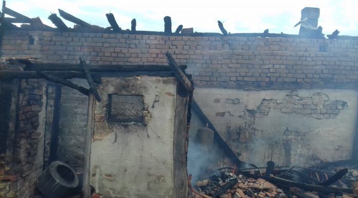 Foto: Incediu de proporții la Lihulești! O gospodărie arsă în totalitate iar porcii făcuți scrum, satul este fără apă