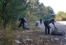 Au strâns sute de saci de gunoaie