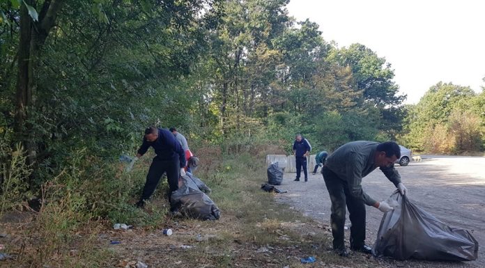 Au strâns sute de saci de gunoaie