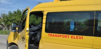 Profesorii de la școala încropită în fostul internat, obligați să însoțească elevii în microbuzul școlar pe ruta Bâlteni-Moi