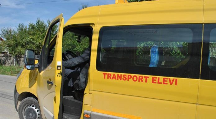 Se caută șofer pentru microbuzul școlar!