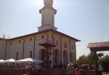 Slujire Arhierească la un veac de la sfinţirea Bisericii din Parohia Teleşti-Moşneni, Gorj – ,,Pacea este cea mai bună virtute şi cel mai bun lucru pe care trebuie să-l avem în viaţa noastră”!