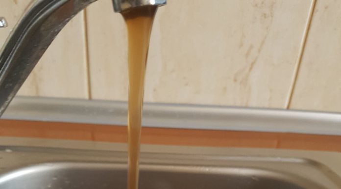 Apa maro la robinetele motrenilor! Consumatorii fac apel la DSP Gorj