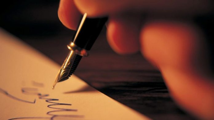 writing-with-pen_32483900