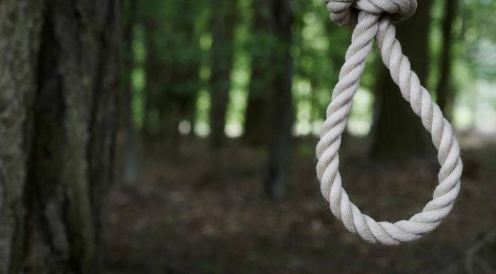 Bărbat din Tismana, găsit spânzurat în grădina casei sale