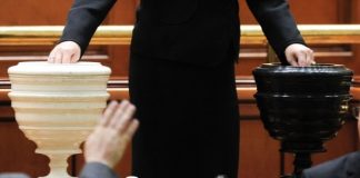 A fost depusă moțiunea de cenzură. „Este necesar un nou guvern”