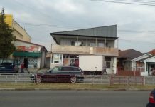 Timp de un deceniu – Doi septuagenari din Târgu-Jiu se văd obligați să-și împartă locuința cu firma unui consilier local, acuzat că i-ar fi indus în eroare!