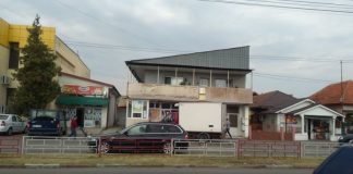 Timp de un deceniu – Doi septuagenari din Târgu-Jiu se văd obligați să-și împartă locuința cu firma unui consilier local, acuzat că i-ar fi indus în eroare!