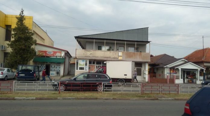 Timp de un deceniu – Doi septuagenari din Târgu-Jiu se văd obligați să-și împartă locuința cu firma unui consilier local, acuzat că i-ar fi indus în eroare!