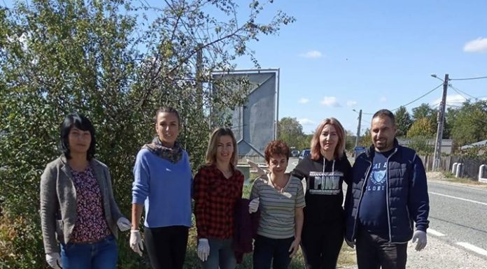 Opt tone de gunoi, strânse în doar câteva ore de funcționarii Primăriei Scoarța, de profesori și elevi! Primarul Stamatoiu, în primul rând