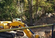 VIDEO: GRUP PRIMACONS lucrează cu doar patru angajați la noul pod peste râul Sohodol! Investiția de 1,4 milioane de lei, finanțată prin PNDL