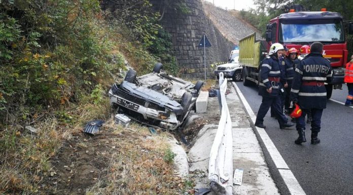 Accident cu trei răniţi pe Defileul Jiului, după ce trei maşini s-au ciocnit