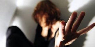 Bărbat din Turcinești, dat afară din casă de polițiști, după ce și-a amenințat soția și copiii