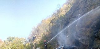Autocar distrus de flăcări, pe Defileul Jiului