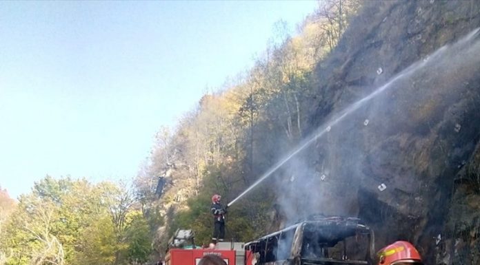 Autocar distrus de flăcări, pe Defileul Jiului