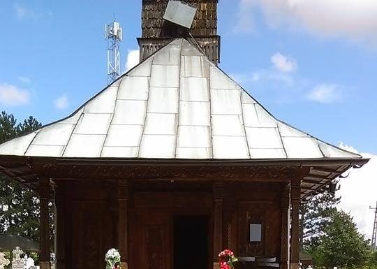 Drumul spre Biserica Perești din comuna Bengești Ciocadia, blocat cu un gard de un cetățean! Enoriașii au chemat poliția