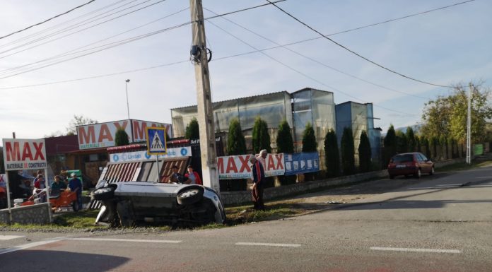 Foto: Mașină răsturnă în șanț la Bălești!