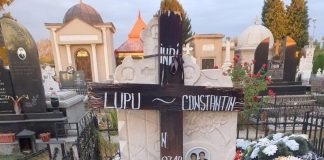 VIDEO: Foștii angajați ai firmei de pompe funebre a Mitropoliei Olteniei de la Târgu-Jiu au luat în derâdere un bărbat decedat! Mortul, batjocorit în coșciugul plătit de familie