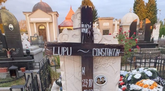 VIDEO: Foștii angajați ai firmei de pompe funebre a Mitropoliei Olteniei de la Târgu-Jiu au luat în derâdere un bărbat decedat! Mortul, batjocorit în coșciugul plătit de familie