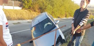 O mașină a aterizat în șanț la Preajba