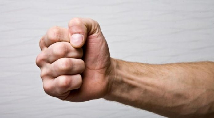 Bărbat din Rovinari, bătut de fiul lui de 18 ani