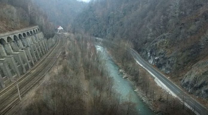 Jiul crește amenințător! Prefectul de Gorj și președintele CJ se află pe Defileul Jiului