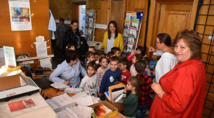 Micii poștași, surprize pentru părinți