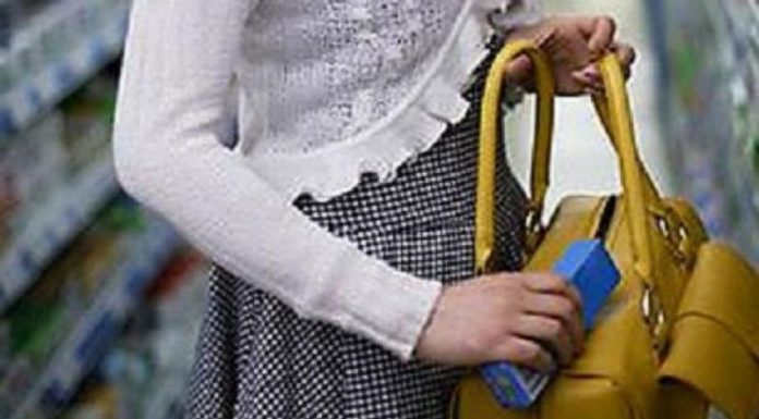 Femeie prinsă la furat într-un supermarket din Târgu-Jiu