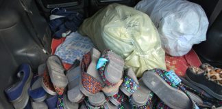 Zeci de articole de îmbrăcăminte și încălțăminte, confiscate de polițiști
