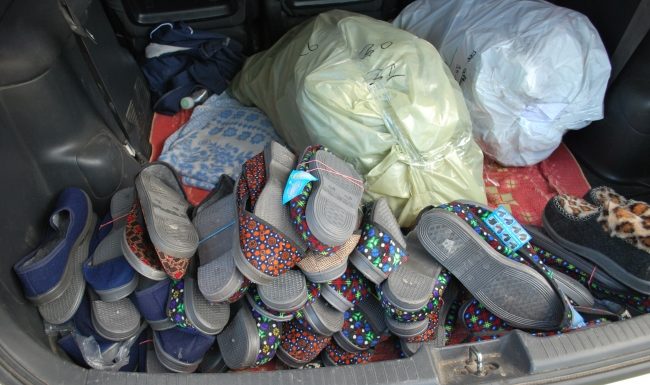 Zeci de articole de îmbrăcăminte și încălțăminte, confiscate de polițiști