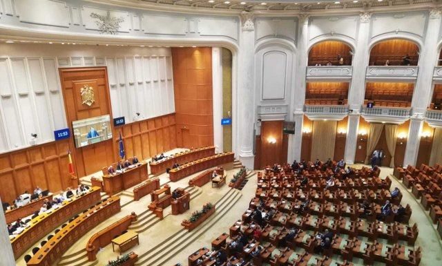 Moțiune într-o sală goală