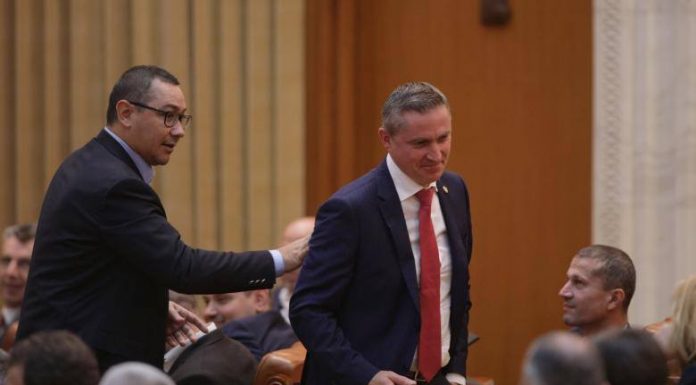 Ponta, incident la moțiune. „Du-te, mă, de aici!”