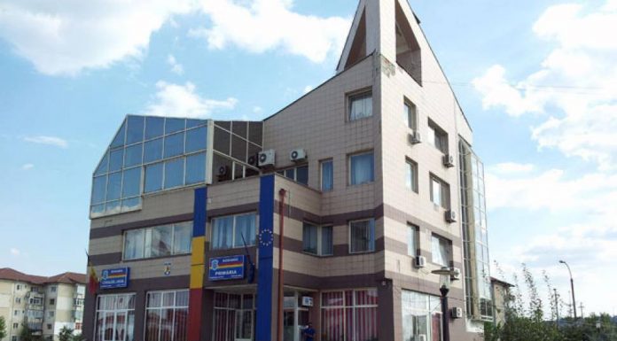 Își primesc salariile cu întârziere