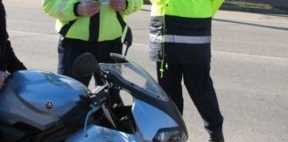 Tânăr beat și fără permis, prins la plimbare cu mopedul