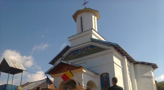Sfântă Liturghie Arhierească la resfinţirea Bisericii din Parohia Piscoiu, comuna Stejari, judeţul Gorj – ,,Biserica ne ajută întotdeauna să ne rugăm la Bunul Dumnezeu şi ne dă cel mai preţios lucru care este sfinţenia!