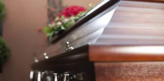 Glume mortuare, cu angajații firmei de pompe funebre ai Mitropoliei Olteniei de la Târgu-Jiu!