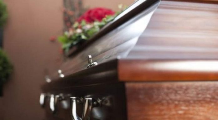 Dosar de profanare de morminte deschis la Târgu-Jiu, după ce un sicriu a luat foc