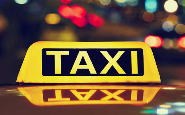 Târgu Jiu: Bărbat rănit după ce a fost târât pe capota unei mașini de tip taxi