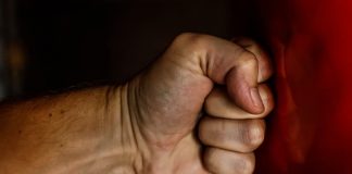 Bărbat cercetat de polițiști, după ce și-a lovit soția