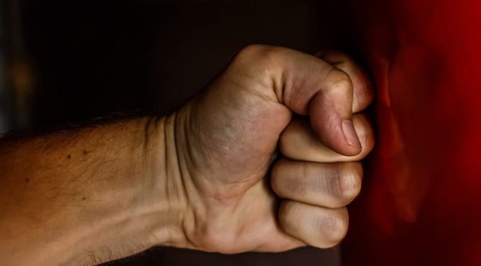 Bărbat cercetat de polițiști, după ce și-a lovit soția