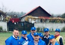 VIDEO: Primarul de Câlnic și-a îmbrăcat asistentele comunitare în hainele PNL și a plecat prin comună în campanie electorală!