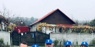 VIDEO: Primarul de Câlnic și-a îmbrăcat asistentele comunitare în hainele PNL și a plecat prin comună în campanie electorală!